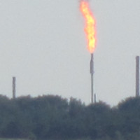 die Erdölraffinerie