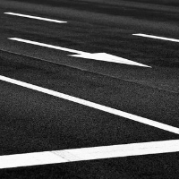 die Straßenmarkierung